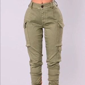 ❌ SOLD ❌ Olive Green Cargo Pants